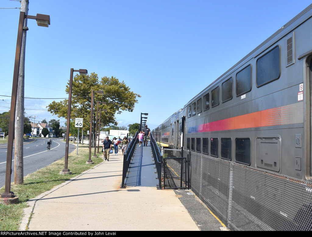 People getting off NJT Train # 4741 at PPB Station